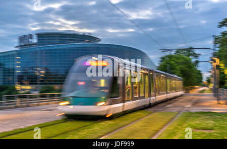 Straßenbahn vorbei an das Europäische Parlament in Straßburg, Frankreich Stockfoto