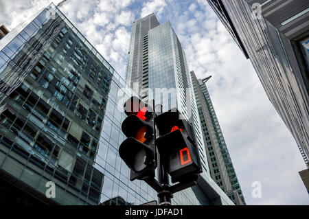 Ampel in Montreal downtown zwischen den Wolkenkratzern. Rotes Licht. Stockfoto