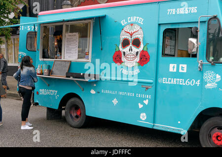 Junge Frau von El Cartel Essen bestellen essen Lkw in Vancouver, British Columbia, Kanada Stockfoto