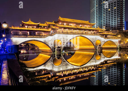 Wunderschön beleuchtet Anshun Brücke über den Fluss Jin am Abend in Chengdu, Provinz Sichuan, China Stockfoto