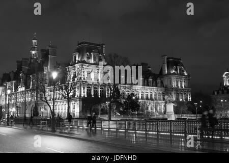 Schwarz / weiß Bild des Menschen Fuß in verschwommene Bewegung auf Brücke in der Nähe von Hotel De Ville in der Nacht in Paris Winterzeit. Stockfoto