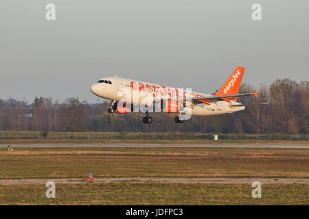 BUDAPEST, Ungarn - 5.Mai: EasyJet A319 Rollen am Flughafen Budapest Liszt Ferenc, 5. Mai 2012. EasyJet ist die zweite größte Billigfluggesellschaft Euro Stockfoto