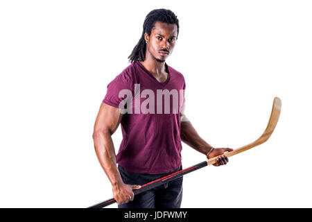 Porträt von einem schwarzen Mann T-shirt posiert für die Kamera mit Hockeyschläger in seinen Händen Stockfoto