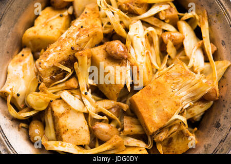 Kathal Ki Sukhi Sabzi oder Bhaji oder Jackfrucht Gemüse Rezept von Fanas Chi Bhaji oder Phanas Ki sabzi Stockfoto