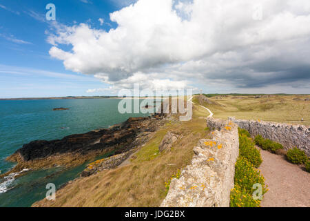 Weg zum Kreuz auf Llanddwyn Island, Anglesey, Gwynedd, Wales, Vereinigtes Königreich Stockfoto