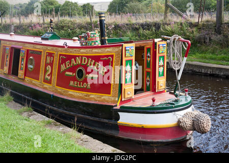 Nahaufnahme von einem Narrowboat über Huddersfield Narrow Canal, Diggle, Oldham, Lancashire, England, Vereinigtes Königreich Stockfoto