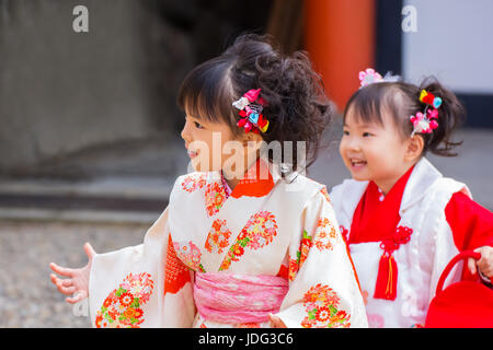 Japanese Girl feiert die "Shichi-Go-San" - eine traditionelle Rite de Passage und Festival-Tag in Japan Stockfoto