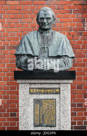 Die Statue von Papst Johannes Paul II. besucht Urakami Kathedrale in Nagasaki, Japan Stockfoto