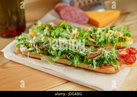 Gesunde frische knusprige Baguette u-Boot-Sandwich mit Salami, Käse und Rucola. Selektiven Fokus Stockfoto