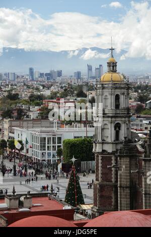 Villa Basilica in Mexiko-Stadt und die Skyline der Stadt. Stockfoto