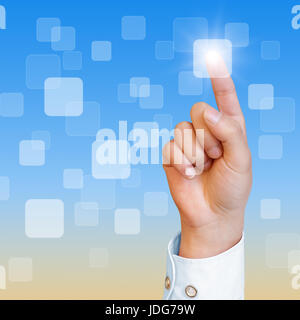 Hand auf Knopfdruck auf eine Touchscreen-Oberfläche Stockfoto