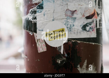 Gedenkstätten links am St Ann's Square für die Opfer des Manchester Arena-Terror-Anschlag am 22. Mai 2017 sowie deren Freunde und Familien Stockfoto