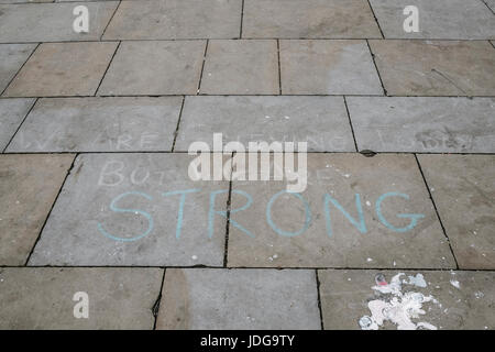 Gedenkstätten links am St Ann's Square für die Opfer des Manchester Arena-Terror-Anschlag am 22. Mai 2017 sowie deren Freunde und Familien Stockfoto