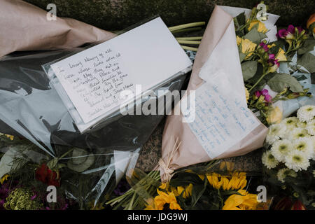 Gedenkstätten links am St Ann's Square für die Opfer des Manchester Arena-Terror-Anschlag am 22. Mai 2017 sowie deren Freunde und Familien Stockfoto