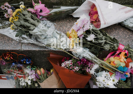 Gedenkstätten links am St Ann's Square für die Opfer des Manchester Arena-Terror-Anschlag am 22. Mai 2017 sowie deren Freunde und Familien Stockfoto