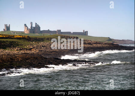 Dunstanburgh Castle von Craster, Northumberland Stockfoto