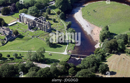 Luftaufnahme von Bolton Abbey (oder Bolton Priorat) & Flusses Wharfe, in der Nähe von Skipton, Yorkshire, Großbritannien Stockfoto