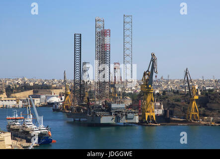 Industrielle Tätigkeit und Krane auf Docks französischen Creek, China Dock, Il-Kortin, Grand Harbour, Valletta, Malta Stockfoto