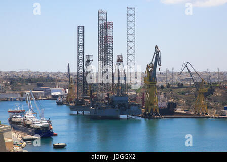 Industrielle Tätigkeit und Krane auf Docks französischen Creek, China Dock, Il-Kortin, Grand Harbour, Valletta, Malta Stockfoto