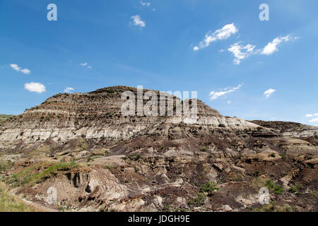 Ein Hügel, bekannt als Sitzbank, erhebt sich in Midland Provincial Park in der Nähe von Drumheller, in Alberta, Kanada. Der Park verfügt über ein Self-guided Trail für die Erkundung der la Stockfoto