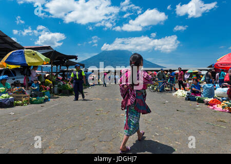 Antigua, Guatemala - 19. April 2014: Einheimisches Mädchen tragen traditionelle Kleidung in einem Straßenmarkt in der Stadt Antigua in Guatemala, Mittelamerika Stockfoto