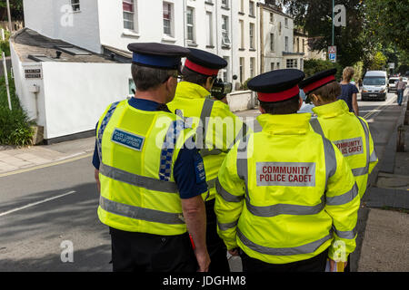 Polizist Gemeinschaft Unterstützung und Gemeinschaft Polizeikadetten mit Geschwindigkeit Pistole in der Straße, England, UK Stockfoto