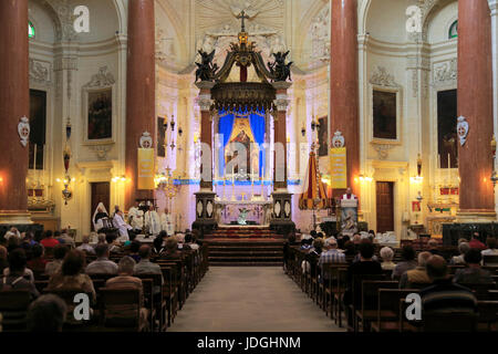 Gottesdienst in der Karmeliter Kirche, Basilika der Muttergottes von Karmel, Valletta, Malta Stockfoto