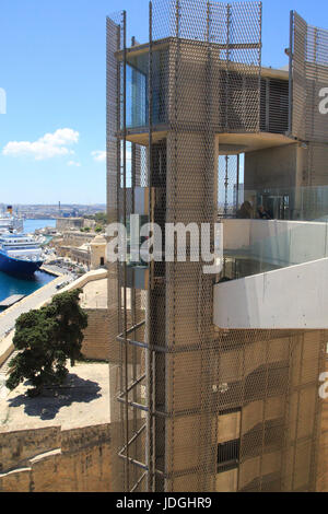 Obere Barrakka Aufzug gebaut 2012, vom Upper Barrakka Gardens, Valletta, Malta Stockfoto