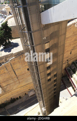 Obere Barrakka Aufzug gebaut 2012, vom Upper Barrakka Gardens, Valletta, Malta Stockfoto