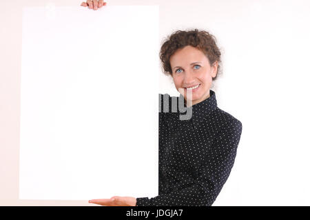 Schöne Geschäftsfrau mit leeren weißen Brett. Frau mit isolierten Studioportrait leere Plakat. Stockfoto
