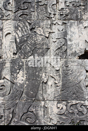 Basrelief schnitzen Indianer Krieger, präkolumbische Maya-Zivilisation, Chichen Itza, Yucatan, Mexiko. UNESCO-Weltkulturerbe Stockfoto