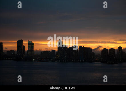 Nach einem Gewitter mit starkem Regen, starke Winde und Blitz, den Sonnenuntergang über dem Hudson River. Es war immer noch regnet, aber nicht sehr schwer. 19. Juni 2017 Stockfoto