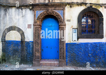 Fenster und Türen in verschiedenen Formen und Farben auf jedem Haus in der Altstadt von Essaouira, Marokko Stockfoto