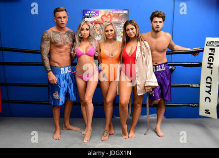 David Hawley, Georgia Crone, Che McSorley, Chloe Fähr- und Josh Ritchie besucht die Ex auf The Strand Fototermin, statt bei den kämpfen City Gym, London. Stockfoto