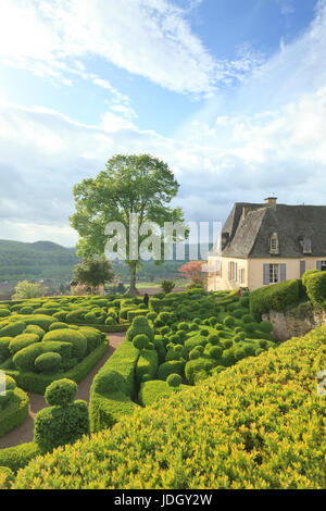 Frankreich, Dordogne (24), Périgord Noir, Vallée De La Dordogne, Vézac, Jardins du Château de Marqueyssac, Les Buis Taillés et le Château (Nutzung vor- Stockfoto