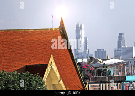 Draufsicht der thailändischen Tempel Dach in der Stadt am blauen Himmel Bangkok Thailand Stockfoto