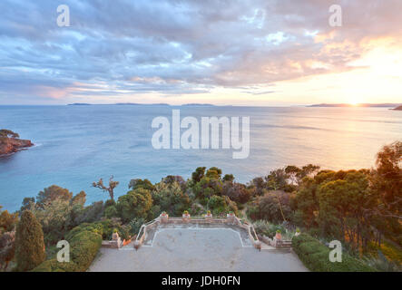 Var (83), Le Rayol-Canadel-Sur-Mer, Frankreich, Domaine du Rayol, Vue Depuis le Toit-Terrasse de l 'Hôtel De La Mer Sur Les Îles d' Hyères au Coucher du sol Stockfoto