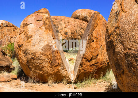 Devils Marbles - Felsen aus rotem Granit sind auf Grundgestein, Australien, Northern Territory ausgeglichen. Stockfoto