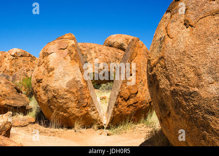 Devils Marbles - Felsen aus rotem Granit sind auf Grundgestein, Australien, Northern Territory ausgeglichen. Stockfoto