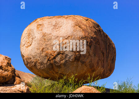 Devils Marbles - Felsen aus rotem Granit sind auf Grundgestein, Australien, Northern Territory ausgeglichen. Stockfoto