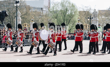 London, England - 4. April 2017 - die Wachablösung am Buckingham Palace, London, Vereinigtes Königreich. Stockfoto