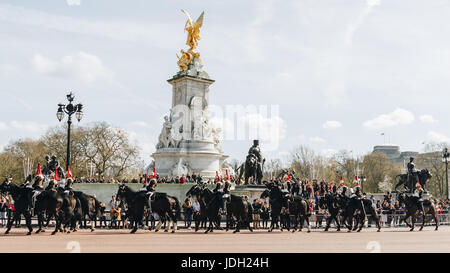 London, England - 4. April 2017 - die Wachablösung am Buckingham Palace, London, Vereinigtes Königreich. Stockfoto