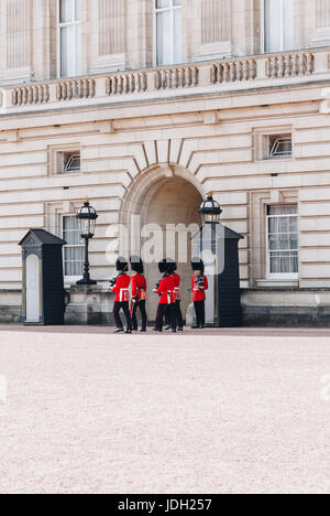 London, England - 4. April 2017 - die Wachablösung am Buckingham Palace, London, Vereinigtes Königreich. Stockfoto