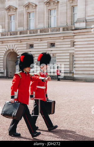 London, England - 4. April 2017 - die Wachablösung am Buckingham Palace, London, Vereinigtes Königreich. Stockfoto