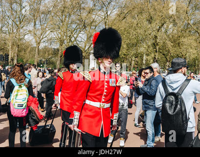 London, England - 4. April 2017 - die Wachablösung am Buckingham Palace, London, Vereinigtes Königreich. Stockfoto