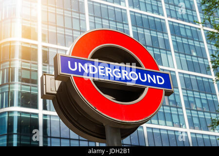 London, England - 3. April 2017: The London Underground Zeichen außerhalb der Canary Wharf Station in finanziellen District.The London "Underground" Logo wird Stockfoto
