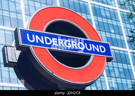 London, England - 3. April 2017: The London Underground Zeichen außerhalb der Canary Wharf Station in finanziellen District.The London "Underground" Logo wird Stockfoto