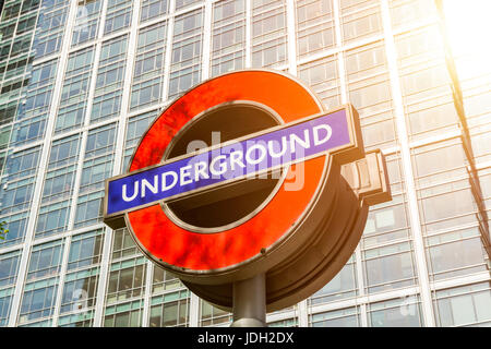 London, England - 3. April 2017: The London Underground Zeichen außerhalb der Canary Wharf Station in finanziellen District.The London "Underground" Logo wird Stockfoto