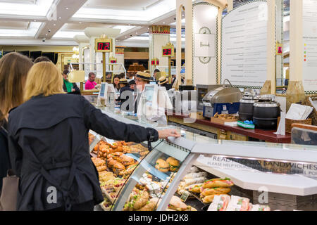 London, England - 4. April 2017: Harrods Kaufhaus, Lebensmittel Innenbereich mit Personen im 4. April 2017 in London, UK. Harrods ist der größte Haftdauer Stockfoto