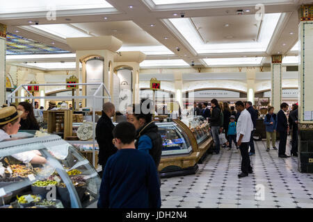 London, England - 4. April 2017: Harrods Kaufhaus, Lebensmittel Innenbereich mit Personen im 4. April 2017 in London, UK. Harrods ist der größte Haftdauer Stockfoto